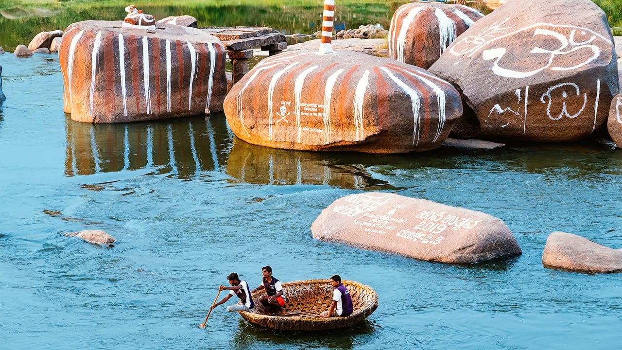 Coracle crossing in Hampi