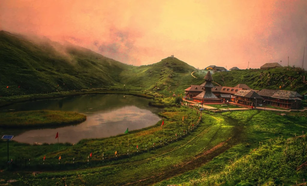 How to reach Parashar Lake